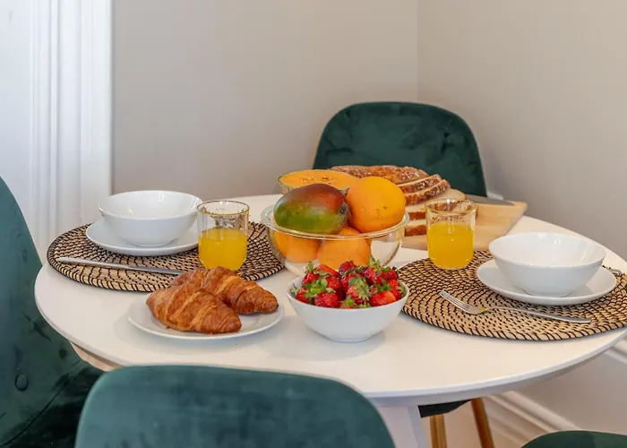 Classic Meets Modern - Downtown Balcony Retreat 포르투