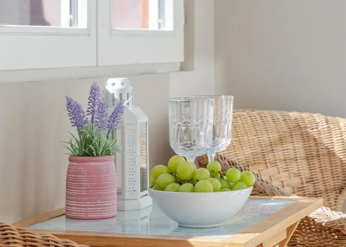 Classic Meets Modern - Downtown Balcony Retreat 아파트 *