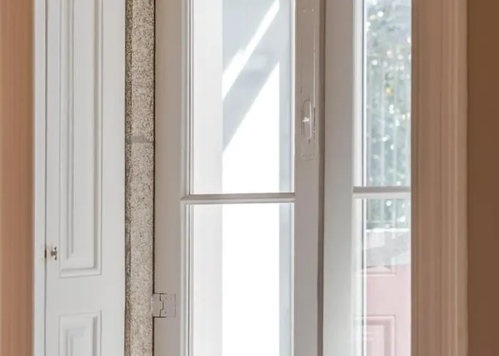 Classic Meets Modern - Downtown Balcony Retreat Πόρτο