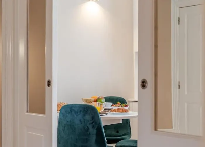 Classic Meets Modern - Downtown Balcony Retreat Διαμέρισμα