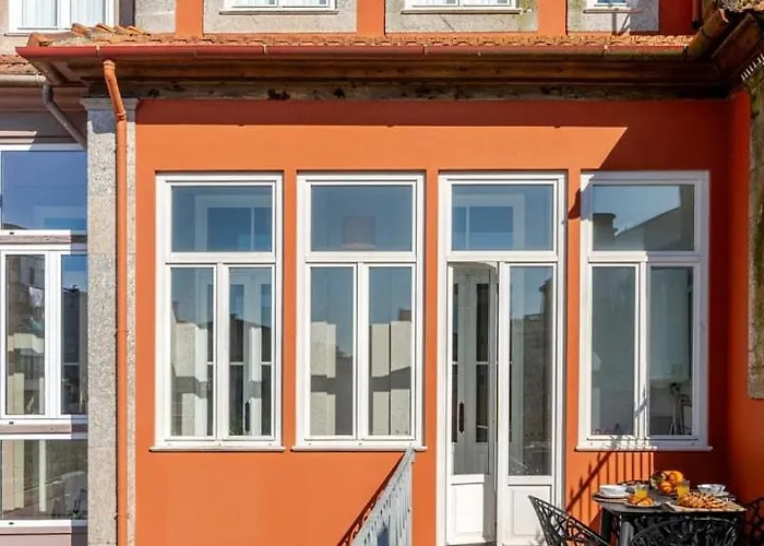 Classic Meets Modern - Downtown Balcony Retreat 아파트 *