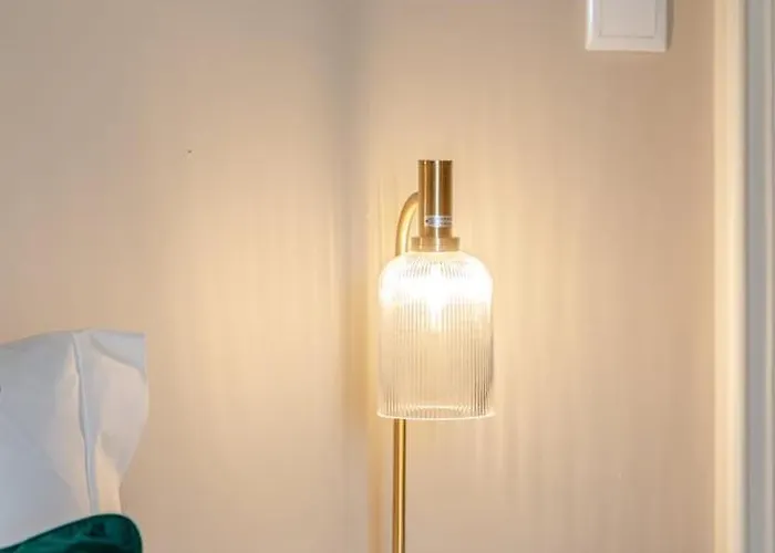 Classic Meets Modern - Downtown Balcony Retreat *