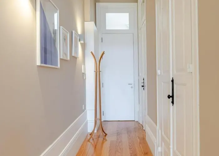 Classic Meets Modern - Downtown Balcony Retreat * 포르투