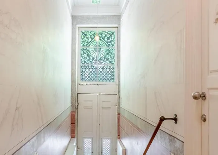 Classic Meets Modern - Downtown Balcony Retreat 포르투