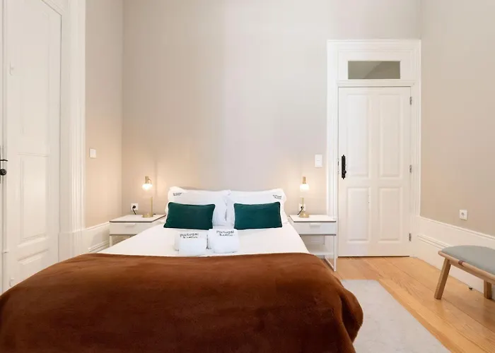 Classic Meets Modern - Downtown Balcony Retreat 아파트 포르투