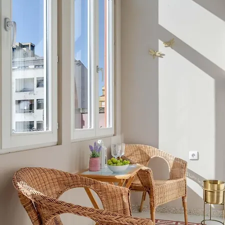 Daire Classic Meets Modern - Downtown Balcony Retreat