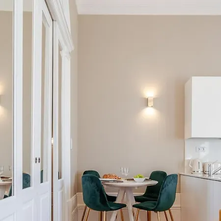 Classic Meets Modern - Downtown Balcony Retreat