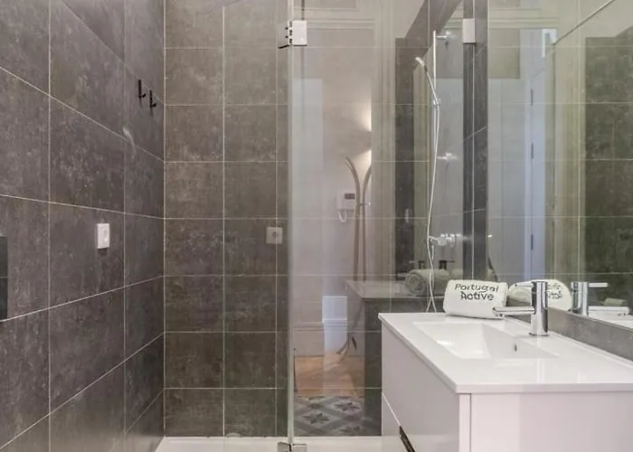 Classic Meets Modern - Downtown Balcony Retreat Porto