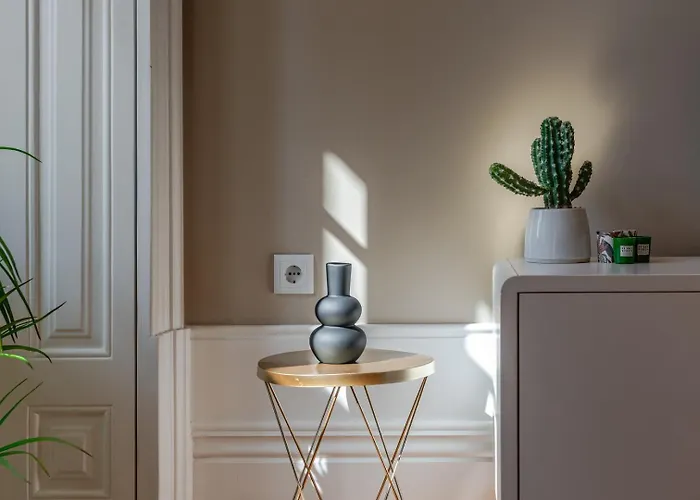 Classic Meets Modern - Downtown Balcony Retreat