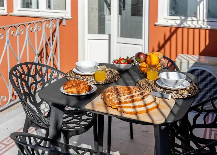 Classic Meets Modern - Downtown Balcony Retreat *