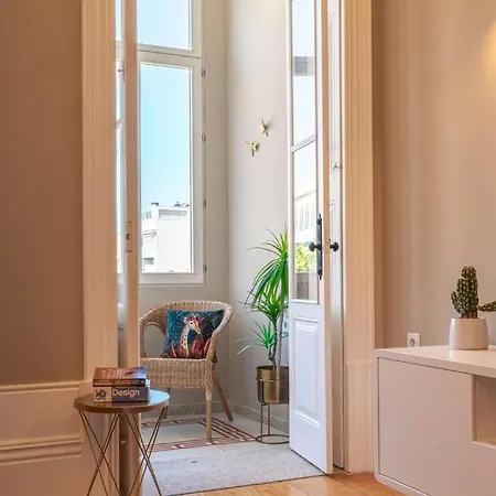 Апартаменты Classic Meets Modern - Downtown Balcony Retreat