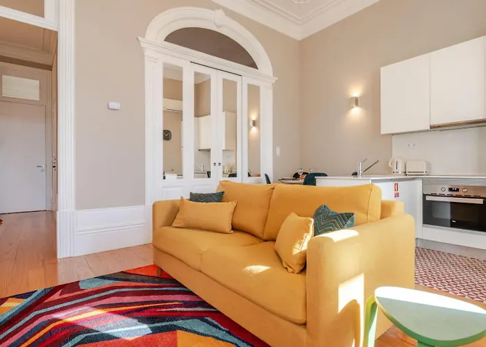 Classic Meets Modern - Downtown Balcony Retreat Apartment *