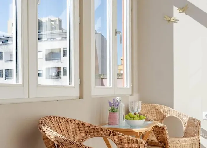 Apartment Classic Meets Modern - Downtown Balcony Retreat