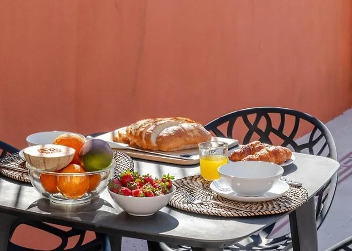 Classic Meets Modern - Downtown Balcony Retreat Apartment