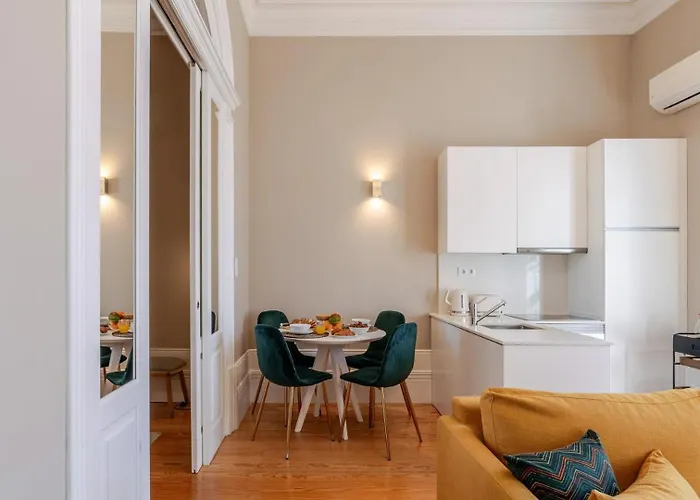 Classic Meets Modern - Downtown Balcony Retreat Apartment *